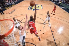 湖人总裁珍妮巴斯、佩林卡探望东契奇：湖人高层关注新星未来